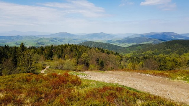 Wybierając się na szlaki Beskidu Wyspowego można przy okazji pozbierać śmieci