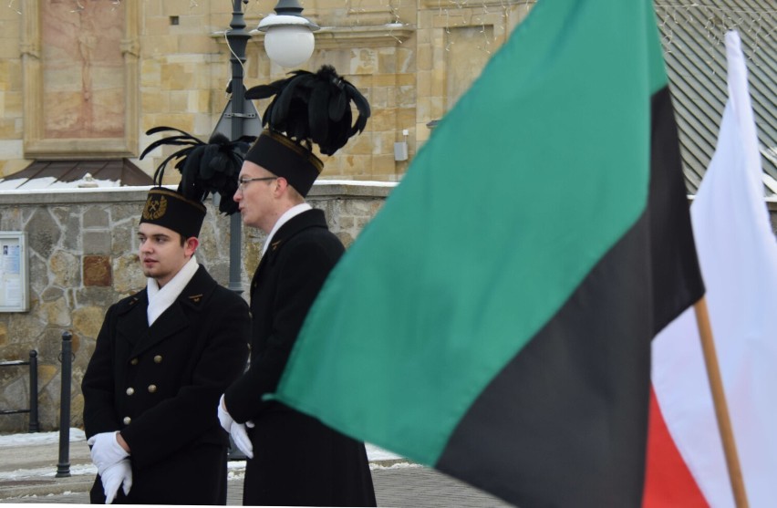 Barbórka w Krośnie. Górnicy-naftowcy i gazownicy oraz delegacja z "Naftówki" złożyli kwiaty przy pomniku Ignacego Łukasiewicza [ZDJĘCIA]