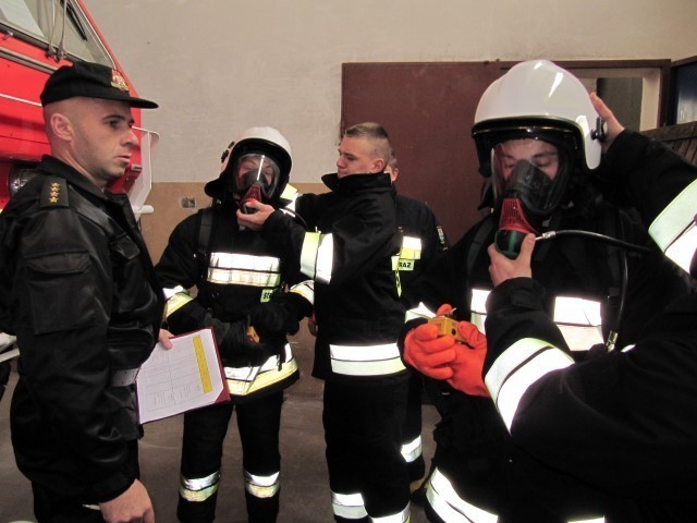 Strażacy OSP po egzaminie praktycznym. Wszyscy pozytywnie zakończyli testy