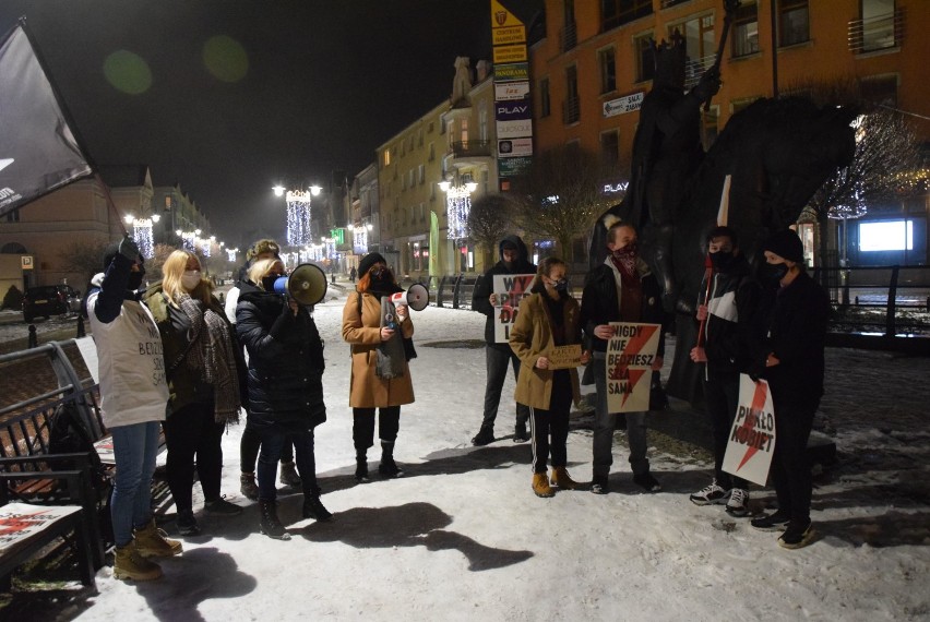 Malbork. Protest kobiet na ulicach miasta [ZDJĘCIA]. "Czarny Spacer" z pl. Jagiellończyka pod biuro poselskie PiS