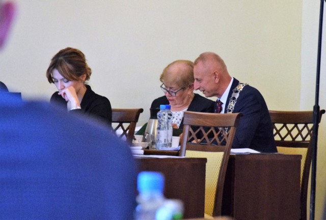 Podczas sesji skarbnik Grażyna Filipiak i prezydent Ryszard Brejza kilkakrotnie odpowiadali na pytania radnych w sprawie przyszłorocznych podatków lokalnych