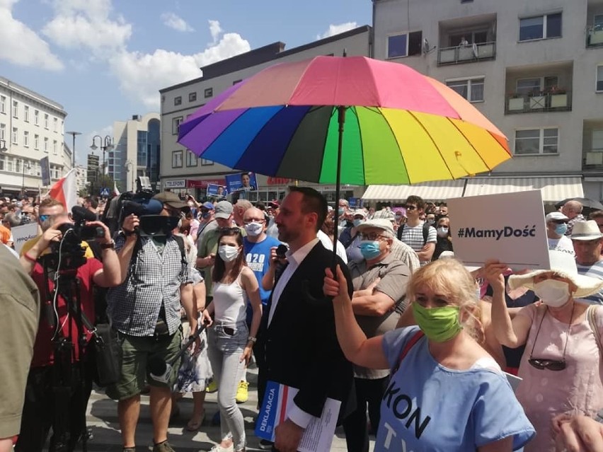 Yola Fontenelle i jej tęczowa parasolka przy posłach Januszu...