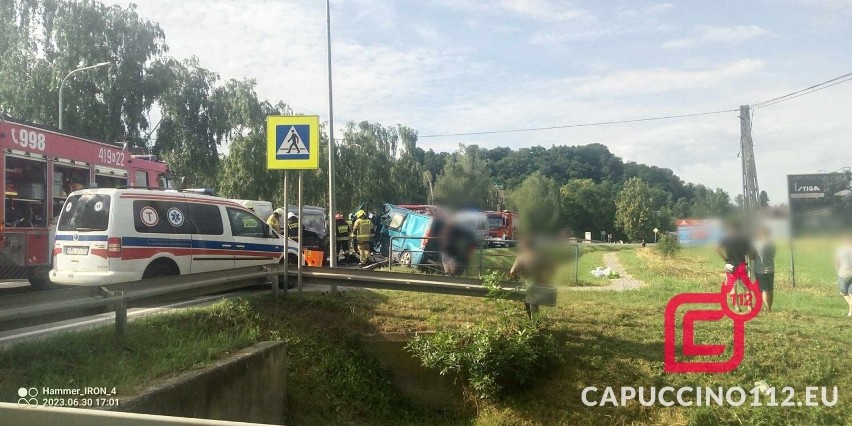 Wypadek w Czchowie na DK75, zderzyły się trzy samochody dostawcze, jedna osoba ranna. Mamy zdjęcia