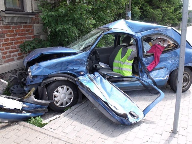 Ze wstępnych ustaleń mundurowych wynika, że 53- letnia  kierująca pojazdem Opel Corsa wjeżdżając na skrzyżowanie zderzyła się z autobusem. W wyniku uderzenia 53-letnia kierująca i podróżująca z nią 73-latka odniosły obrażenia. Kobiety zostały przewiezione do szpitala.