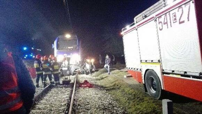 Tragiczny wypadek na przejeździe kolejowym w Ciebłowicach Dużych. Dwie osoby nie żyją [ZDJĘCIA]