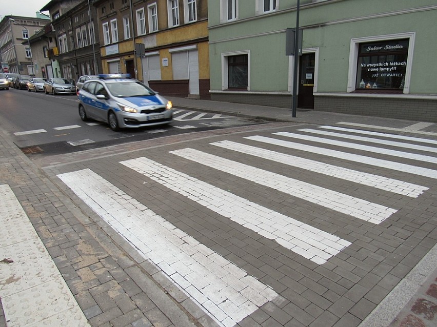 Uwaga! Po ulicy Wojska Polskiego zbyt szybka jazda jest z podbitką! Skrzyżowanie z ulicą Limanowskiego przebudowane i oświetlone. ZDJĘCIA