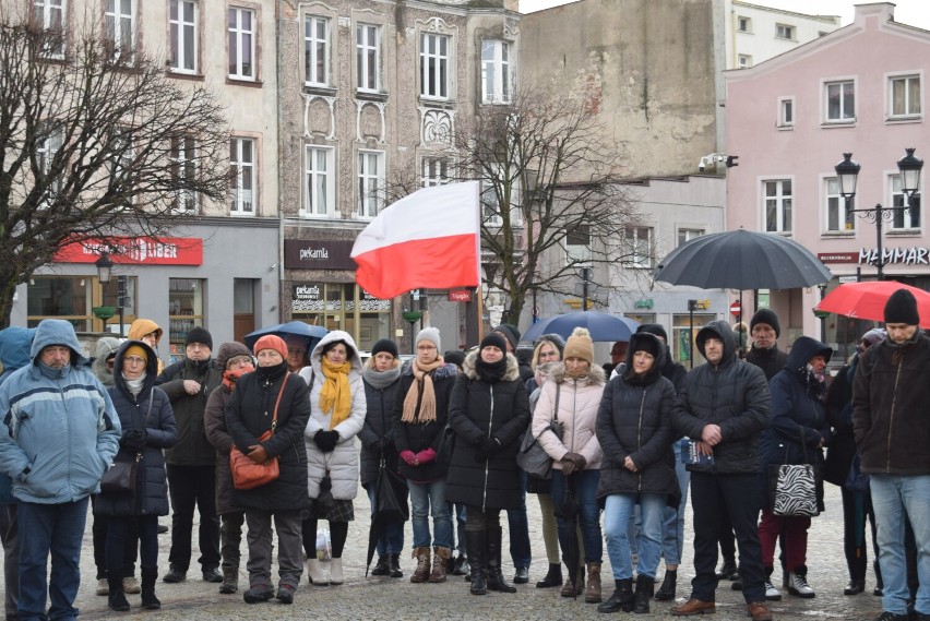 Pikieta na kościerskim Rynku pod hasłem "Nie dla przymusu szczepień, segregacji sanitarnej i paszportów C-19" ZDJĘCIA