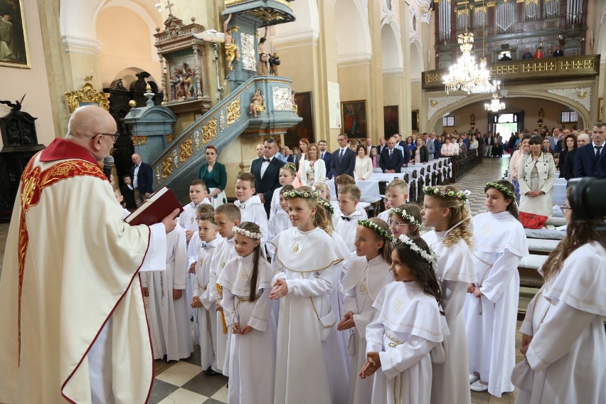 Kolejna tura dzieci z parafii przemęckiej przystąpiła do Pierwszej Komunii Świętej.