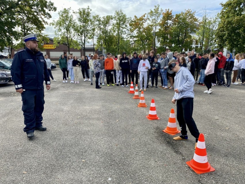 Policjanci z Zambrowa wzięli udział w Roadpol Safety Days. Funkcjonariusze przeprowadzili warsztaty z uczniami ZSA [ZDJĘCIA] 
