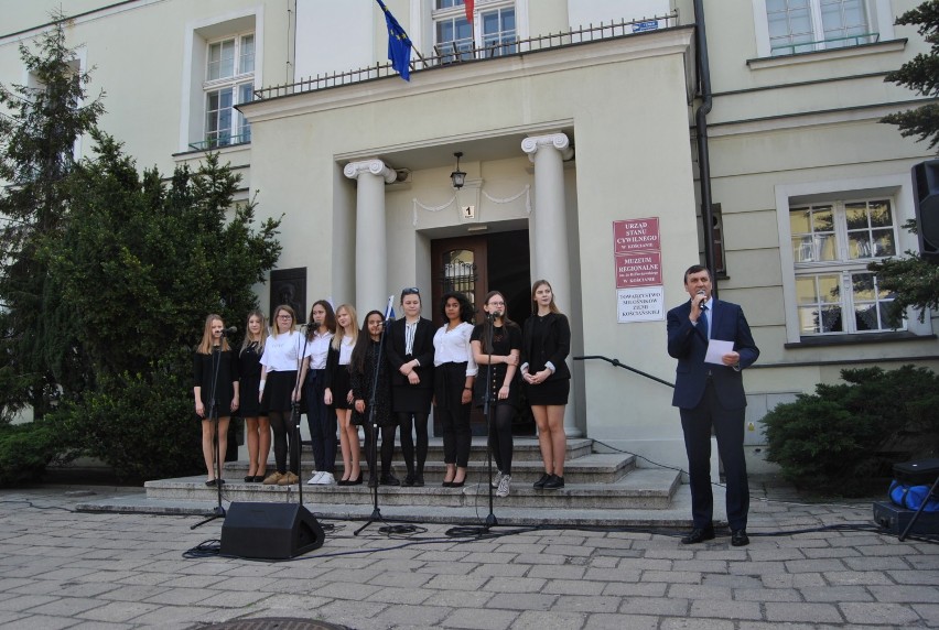 Odśpiewanie "Ody do Radości" na kościańskim rynku 