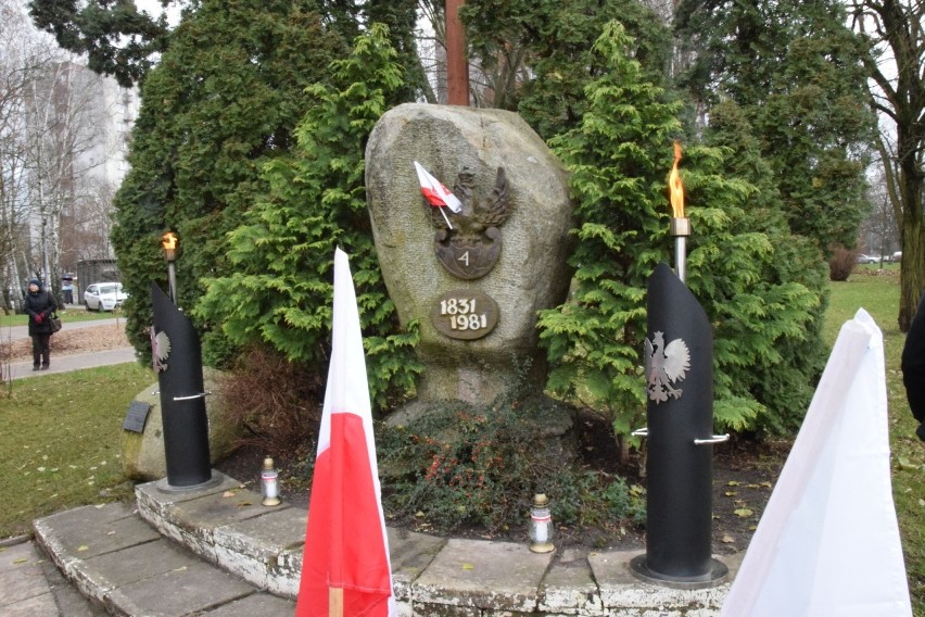 Obchody rocznicy przed pomnikiem w Kielcach.