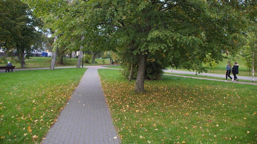 Jesienny spacer po parku w Sławnie i Darłowie. Tu można będzie chodzić bez maseczki [ZDJĘCIA]