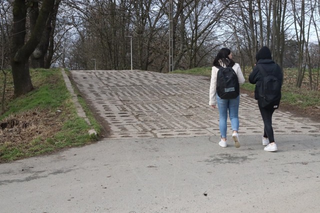 Poniżej i na kolejnych stronach list od jednej z naszych czytelniczek.

Mieszkam na Bielanach od lat i wjazd do parku od strony obecnej ul. Wodnej (dawnej Bielańskiej) zawsze tak wyglądał. Były dziury, pokruszony beton i wystające pręty. W okolicy buduje się coraz więcej i coraz więcej matek z wózkami wybiera się na spacer do parku. Niestety ten jest utrudniony właśnie przez tak fatalnie zaprojektowany podjazd. 

Bezpieczne wjechanie na wał wymaga naprawdę sporo wysiłku.

Dalsza część listu na kolejnej stronie