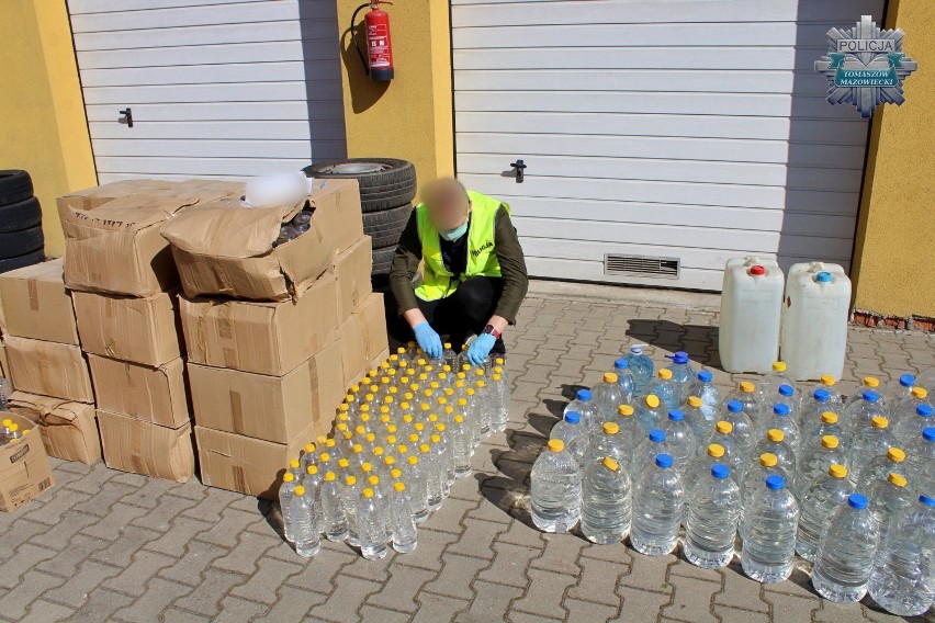 Nielegalny alkohol trafił do szpitala w Tomaszowie. Policjanci przekazali 1300 litrów alkoholu [zdjęcia]