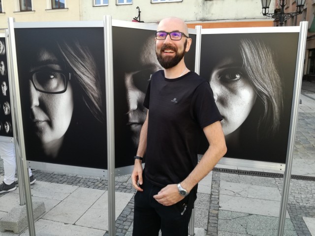 Wystawa zdjęć Jakuba Seydaka na Głównym Rynku w Kaliszu
