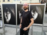 Wystawa zdjęć Jakuba Seydaka na Głównym Rynku w Kaliszu. ZDJĘCIA