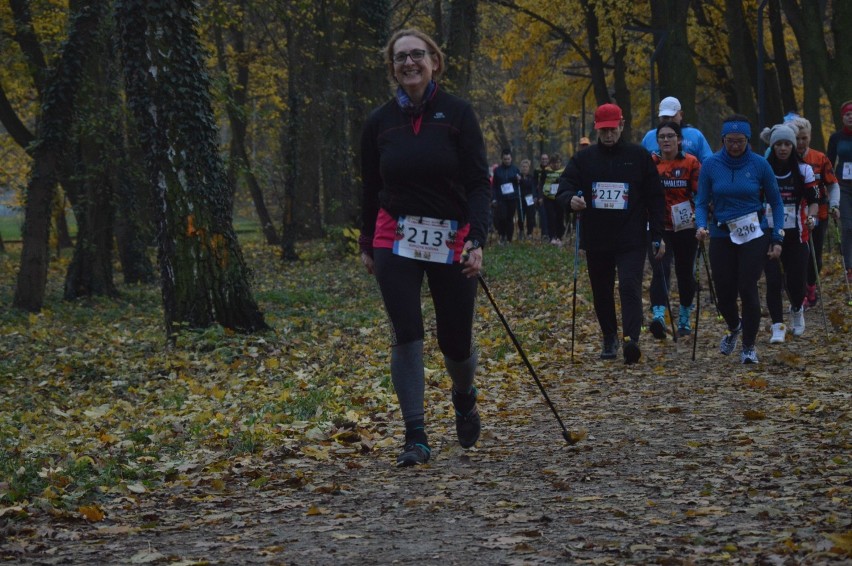 II Powiatowa Malborska Liga Biegowa i Maszerująca - I etap [ZDJĘCIA cz. 2]. Na 5 kilometrów po parku i bieżni 