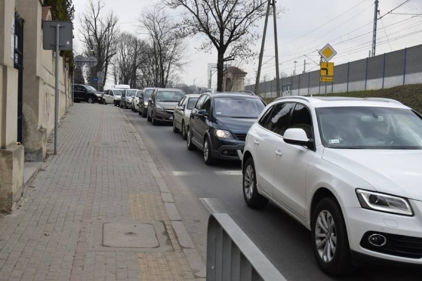 Ulica Tuchowska to jedna z najbardziej zatłoczonych ulic w...