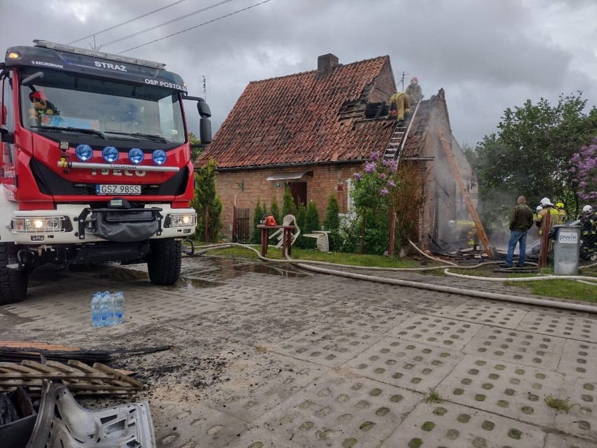 OSP Postolin. Pracowity początek dnia: strażacy gasili pożar garażu i budynku mieszkalnego