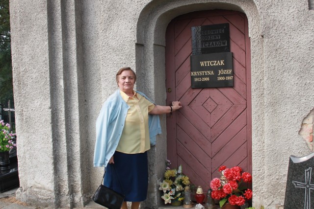 Pani Krystyna Mazur jest jedyną osobą, której zależy na dobrym wyglądzie grobowca zasłużonej rodziny