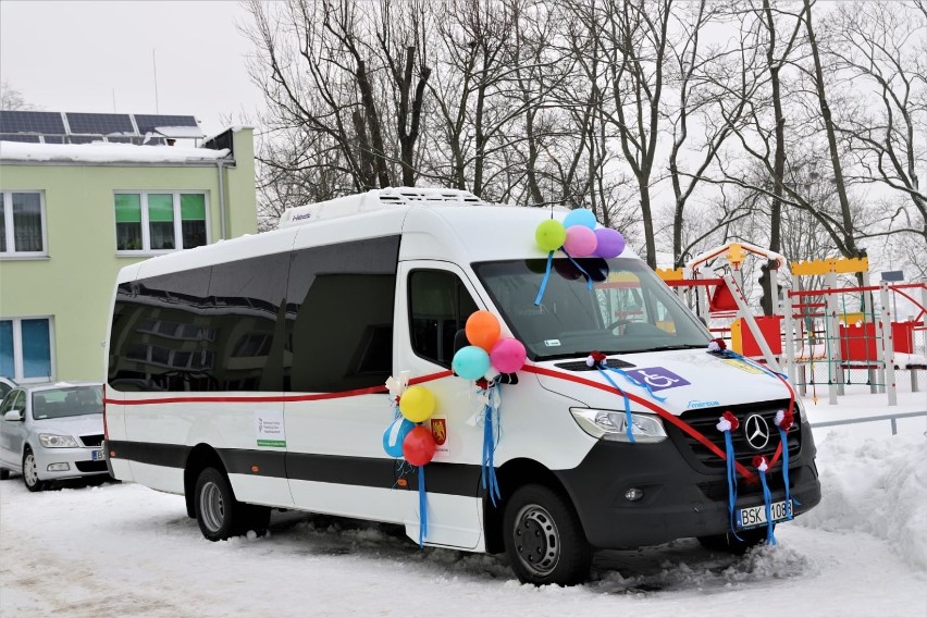 Specjalistyczny autobus i laptopy. Takie prezenty trafiły do wychowanków sokólskiego ośrodka 