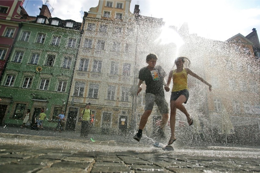 Kurtyny wodne, Warszawa. Od 3 lipca można ochłodzić się na...