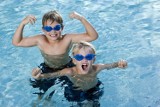 Nauka pływania w Sulejowie. Kilkaset dzieci za darmo uczy się pływać