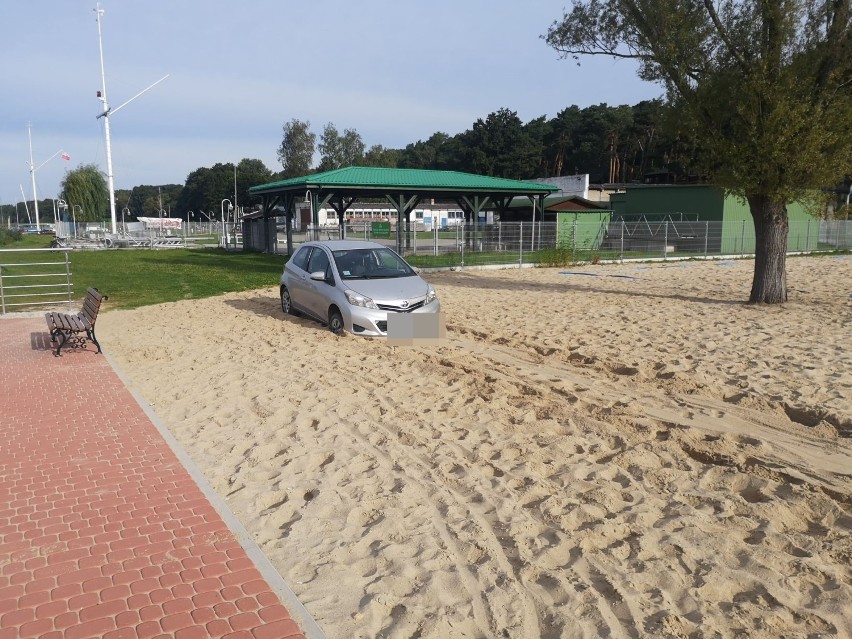 Sława: Wjechał autem na nową plażę nad Jeziorem Sławskim i utknął w piasku