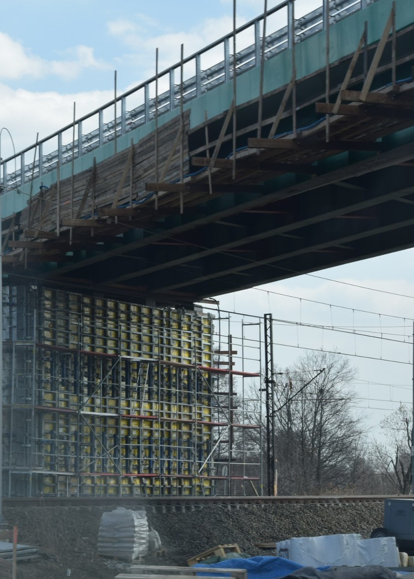 Trwa remont wiaduktu na ulicy Nowopszczyńskiej w Żorach. Od...