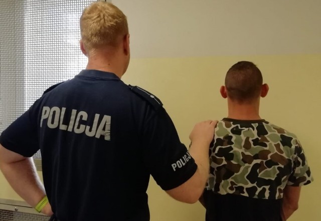 Policjanci z Piotrkowa zatrzymali poszukiwanego 25-latka. Miał przy sobie narkotyki