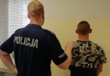 Policjanci z Piotrkowa zatrzymali poszukiwanego 25-latka. Miał przy sobie narkotyki