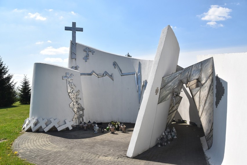 Na Pomniku Ofiar Wypadków Drogowych w Zabawie wciąż...