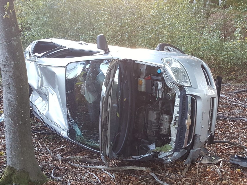 Wypadek na trasie Szczecinek - Barwice. Auto wjechało do lasu [zdjęcia]