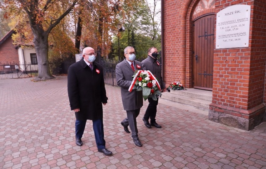11 listopada w Redzie. Złożyli kwiaty pod tablicami pomordowanych w czasie II wojny światowej