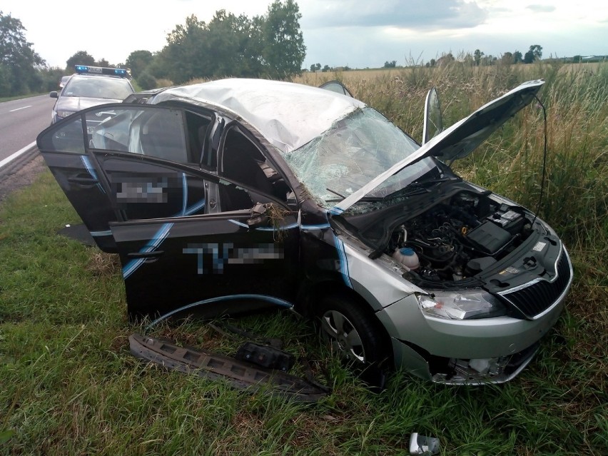 Wypadek na drodze Włocławek - Radziejów. Auto zjechało na pobocze i dachowało w rowie [zdjęcia]