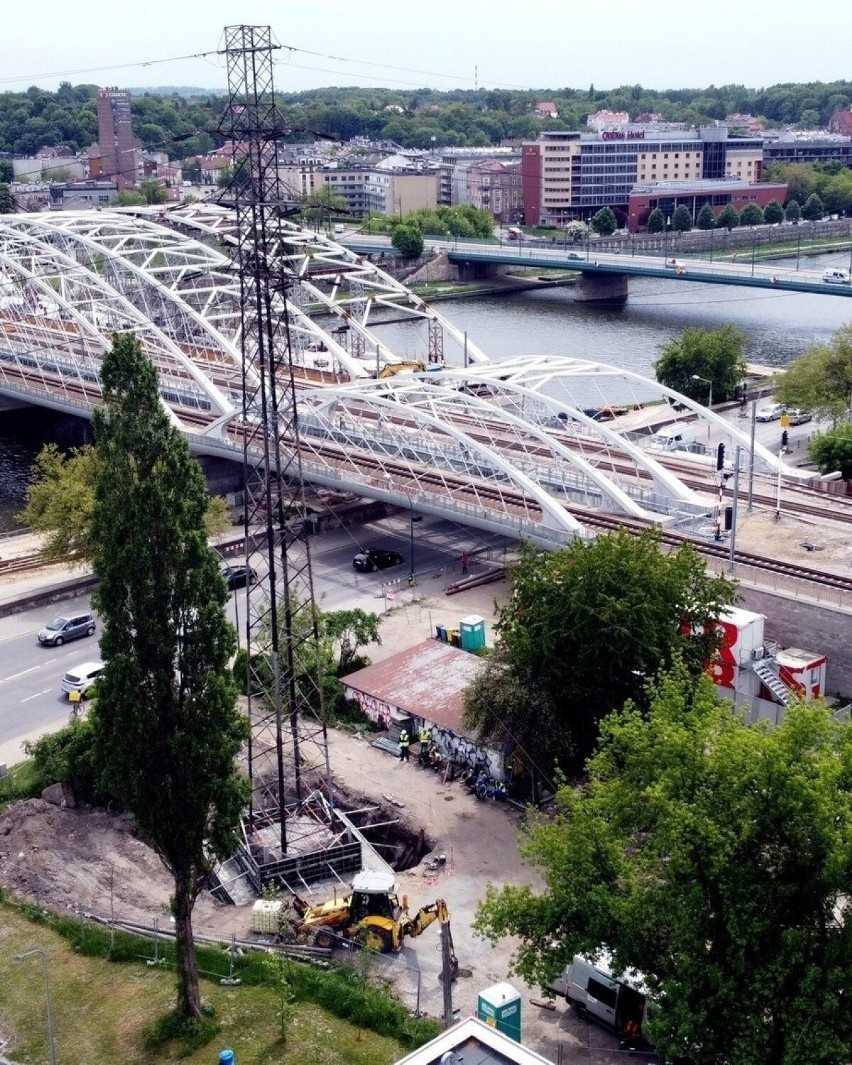 Kraków. Coraz bliżej do zakończenia budowy kładki Zabłocie - Grzegórzki [ZDJĘCIA]