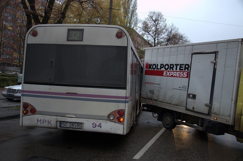 Częstochowa: Zderzenie autobusu z samochodem dostawczym w centrum. Nie ma ofiar