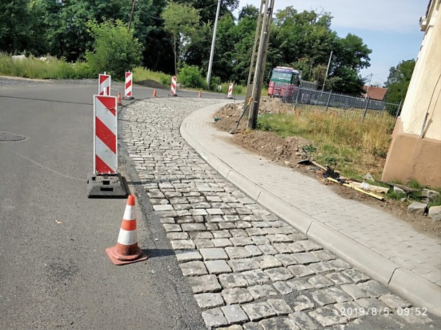 Dzięki wtórnemu wykorzystaniu materiałów budowlanych w Henrykowie jeździ się bezpieczniej.