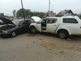 Wypadek w Lipnie: pickup ściął bariery i zderzył się z samochodem na parkingu. Kierowca zasnął za kierownicą [ZDJĘCIA]
