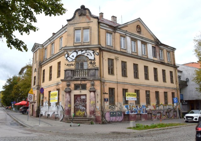 Zabytkowy budynek na rogu ulic Staszica i Solnej w Kielcach został wystawiony na sprzedaż. Kamienica,  w której kiedyś mieściła się łaźnia publiczna i Policyjna Izba Dziecka od kilkunastu lat stoi pusta i niszczeje. 

Zobacz kolejne zdjęcia