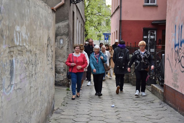 Ponad 20 mieszkańców Leszna wzięło udział w spacerze, podczas którego rozmawiano na temat pomysłów i koncepcji rewitalizacji centrum miasta. Odwiedzono miejsca wymagające zmian, jak i te, których rewitalizacja już trwa.
