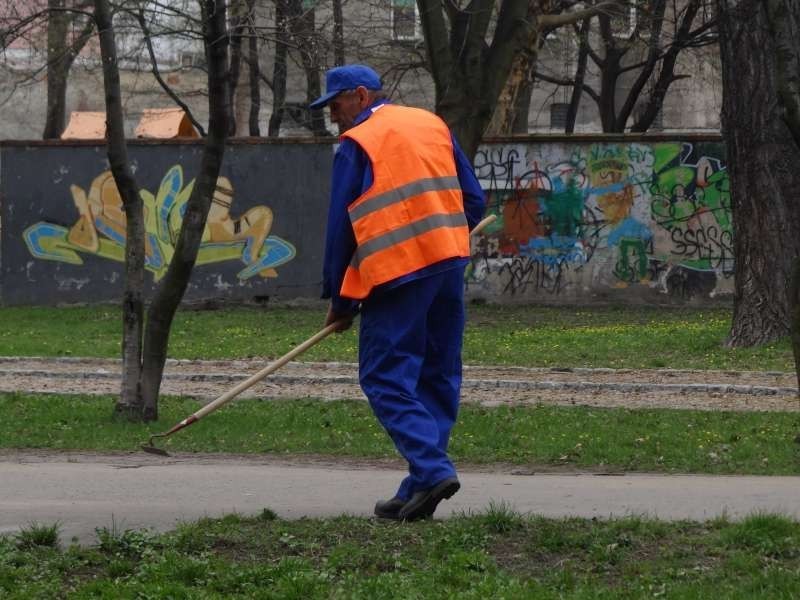 W Pleszewie rozpoczęło się sprzątanie ulic...