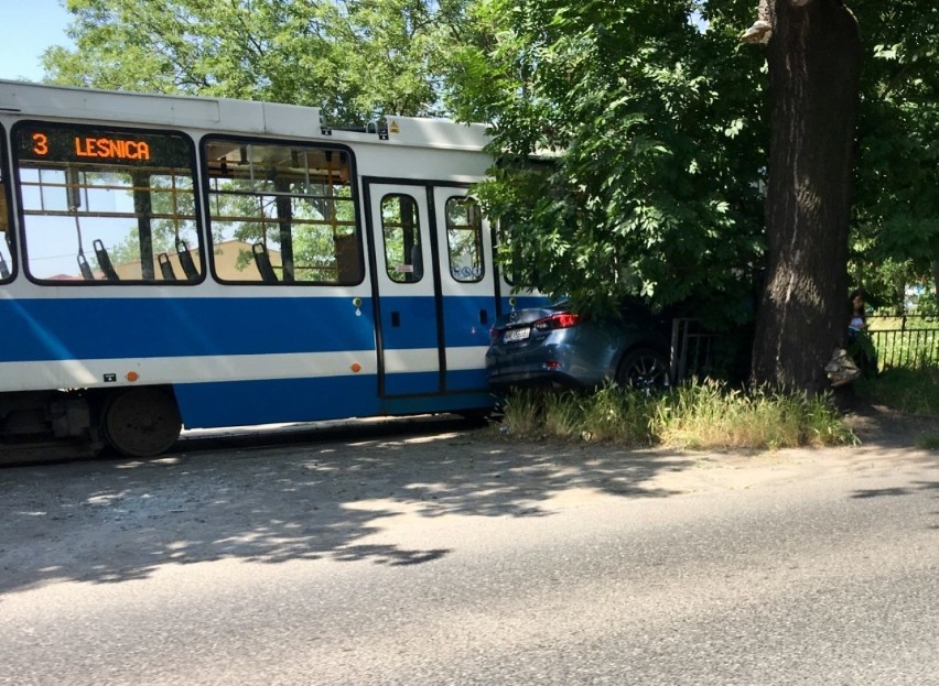 Wrocław. Na ul. Opolskiej auto zablokowało się między tramwajem, a... drzewem