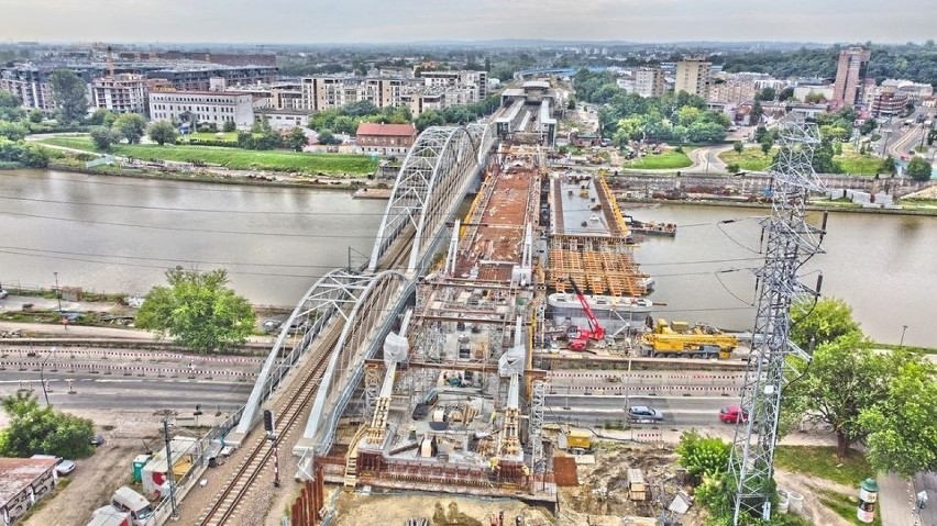Nad Wisłą powstają dwa nowe mosty kolejowe.