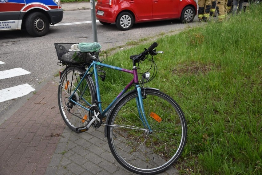 Potrącenie rowerzystki na przejściu dla pieszych w Wejherowie. Kierująca rowerem została przewieziona do szpitala | ZDJĘCIA