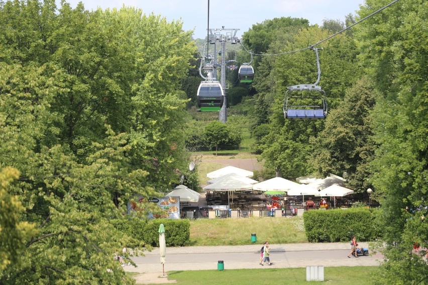 Parku Śląski widziany z perspektywy "Elki". Kolejką jedzie...