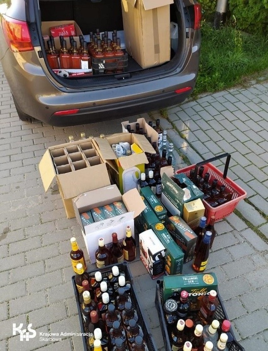 73-letni koszalinianin handlował alkoholem i papierosami bez akcyzy. Już usłyszał zarzuty [zdjęcia] 