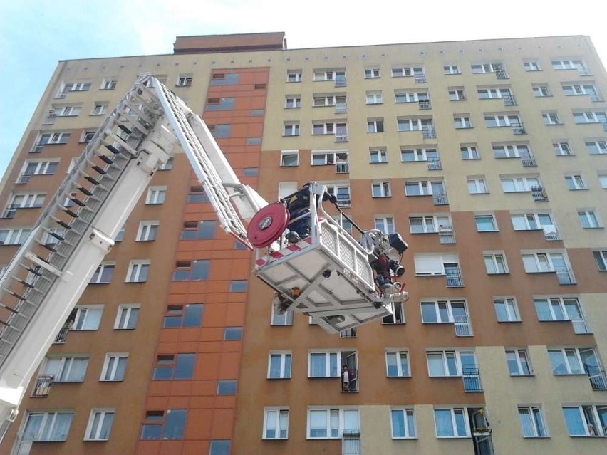 Poznań - Akcja ratunkowa w wieżowcu na os. Przyjaźni [ZDJĘCIA]