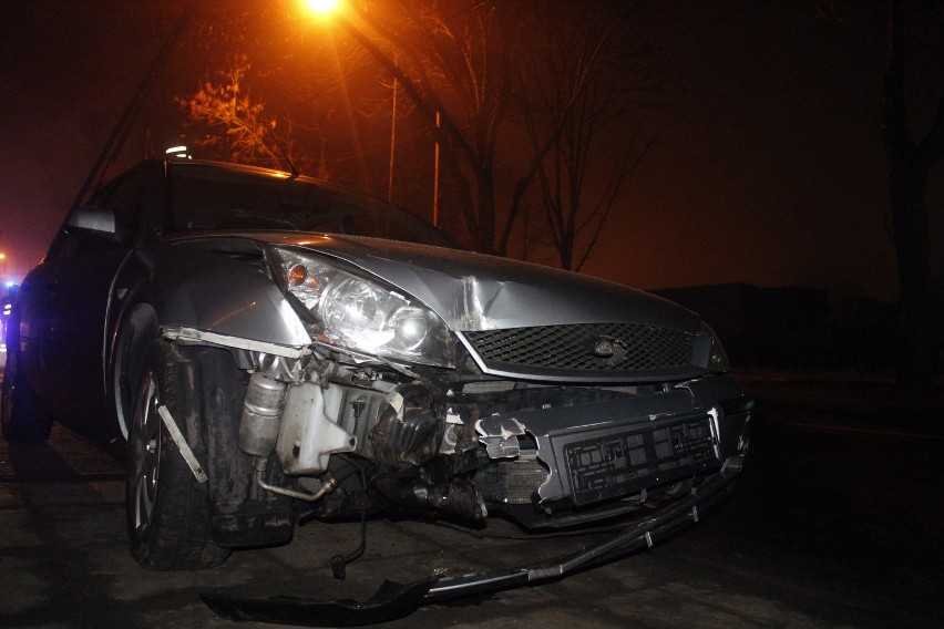 Pijany kierowca rozbił samochód na słupie