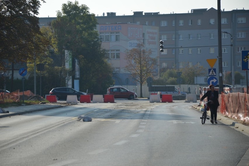 Bełchatów. Na Wojska Polskiego budują rondo, zamknięto zjazd w stronę Binkowa. Przed poniedziałkiem zobacz, jak było w piątek [ZDJĘCIA]